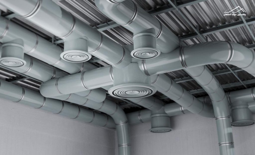 رندر سه‌بعدی سیستم تهویه HVAC با کانال‌ها و فن‌های سقفی در سوله دامداری بزرگ