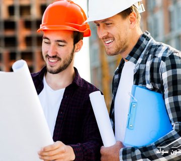 مهندس ناظر در حال کنترل کیفیت ساخت سوله فلزی