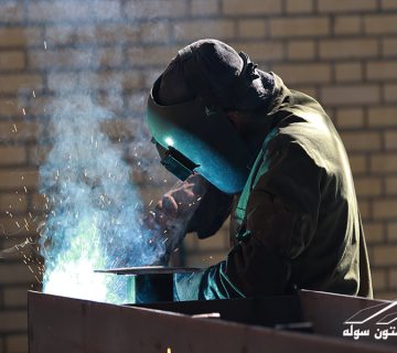 اجرای فرآیند جوشکاری سوله با تجهیزات صنعتی در کارگاه ساخت اسکلت فلزی