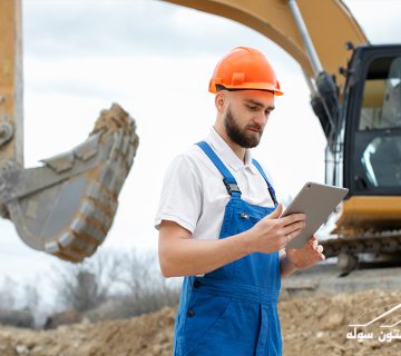 مهندس ناظر در حال بررسی عملیات نقشه‌برداری سوله در محل پروژه