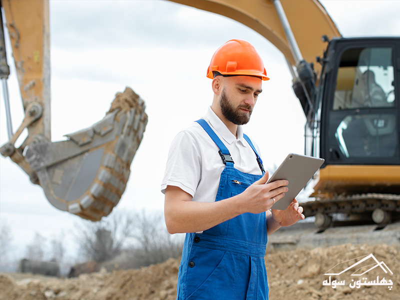 مهندس ناظر در حال بررسی عملیات نقشه‌برداری سوله در محل پروژه