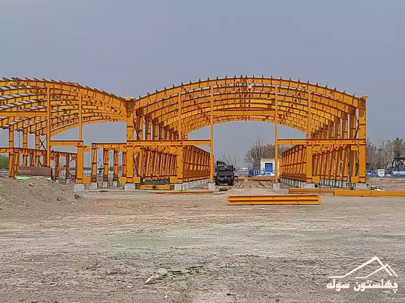 تصویر سازه فلزی سوله مقاوم ساخته شده با مقاطع فولادی استاندارد، مناسب برای برآورد هزینه و قیمت سوله 1404