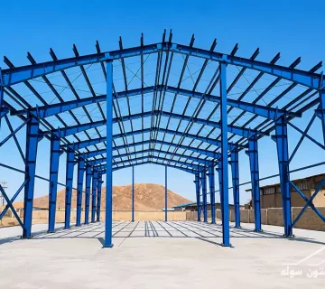 نمای داخلی سوله کارخانه پلاستیک مجهز به خطوط تولید و تجهیزات صنعتی