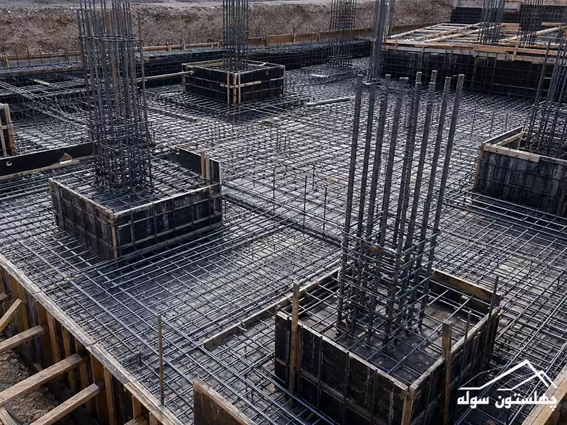 فونداسیون سوله در حال آرماتوربندی برای برآورد مقدار بتن و میلگرد مورد نیاز