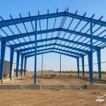 فضای داخلی سوله کارخانه نساجی مجهز به خطوط تولید و تجهیزات صنعتی