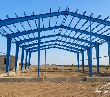 فضای داخلی سوله کارخانه نساجی مجهز به خطوط تولید و تجهیزات صنعتی