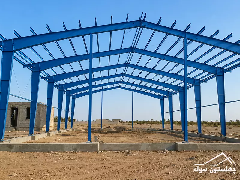 فضای داخلی سوله کارخانه نساجی مجهز به خطوط تولید و تجهیزات صنعتی